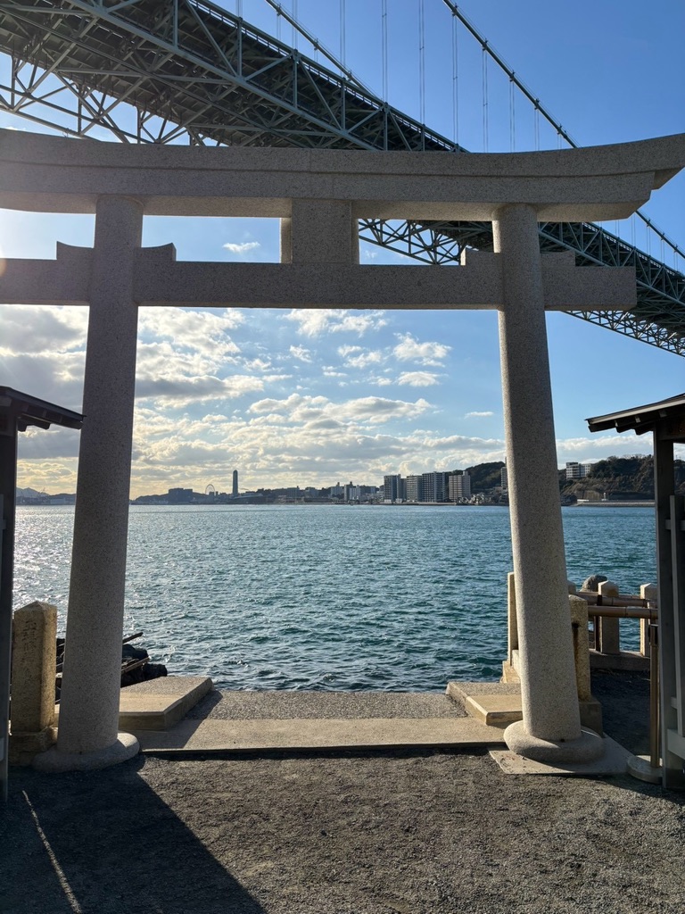 和布刈神社の海に面した鳥居。鳥居の先はすぐ関門海峡で、対岸に下関の街が見える