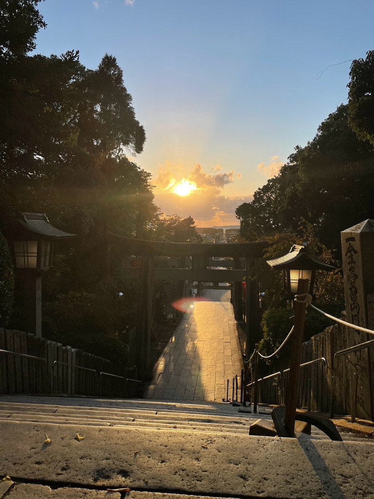 宮地嶽神社の石段の上から見下ろした参道と、その先に沈む夕陽