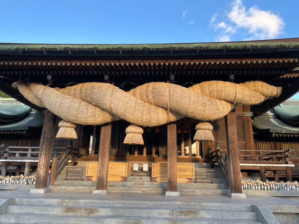 宮地嶽神社の拝殿に掲げられた、日本一と称される巨大な大注連縄