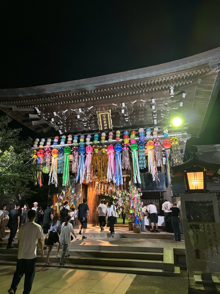 夜の宮地嶽神社の拝殿。軒先に七夕飾りと色とりどりの風鈴が並んでいる